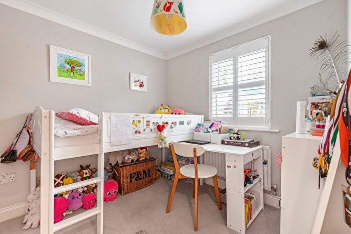 2 Bedroom Flat For Sale In Garratt Lane, London, SW17