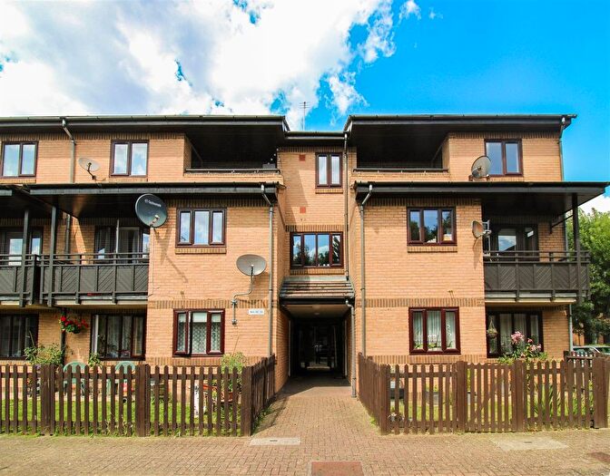 2 Bedroom Flat For Sale In Daubeney Gardens, London, N17