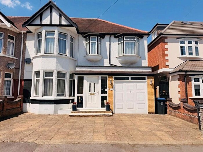 4 Bedroom Semi-Detached House For Sale In Glenwood Gardens, Gants Hill, Ilford, Redbridge, IG2