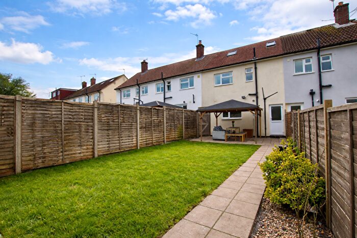 3 Bedroom Terraced House For Sale In Oakdale Road, Watford, WD19