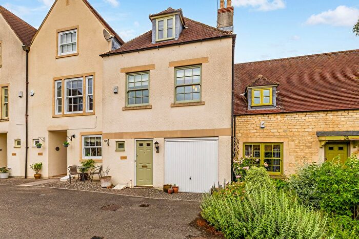 3 Bedroom Town House For Sale In Bingham Close, Cirencester, GL7
