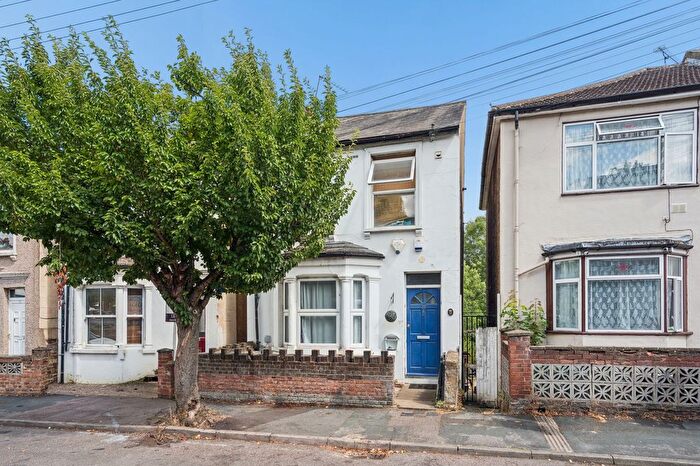 1 Bedroom Flat For Sale In Gladstone Road, Watford, WD17