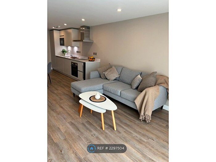 2 Bedroom Flat To Rent In Queens Dock Avenue, Hull, HU1