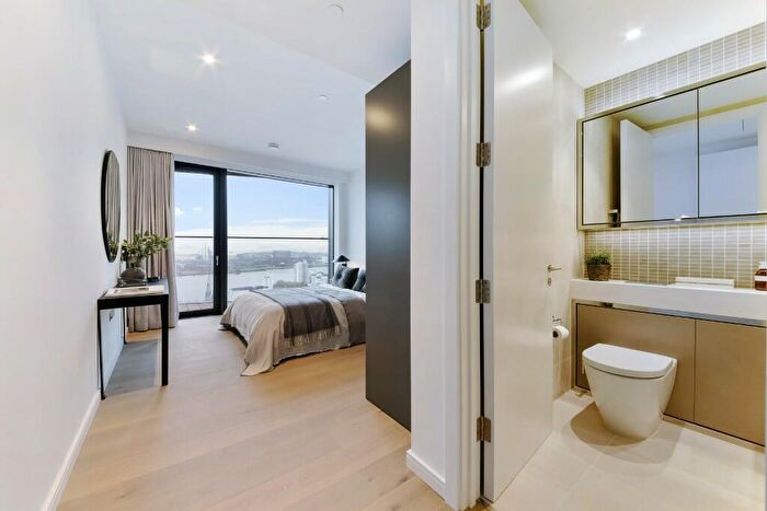 2 Bedroom Apartment To Rent In George Street, London, E14