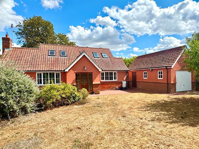 3 Bedroom Chalet For Sale In Bentley, Ipswich, IP9