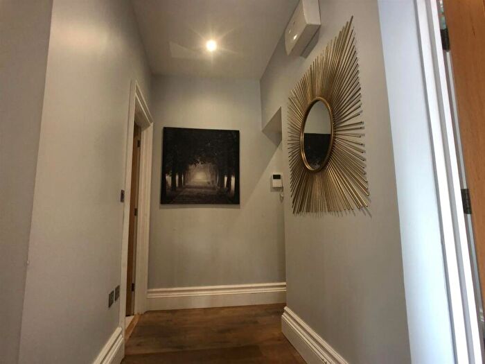 2 Bedroom Apartment To Rent In Flat Hanover House, Clarendon Road, Leeds, LS2