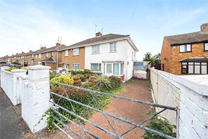 3 Bedroom Semi Detached House For Sale In Browning Road, Luton, Bedfordshire, LU4