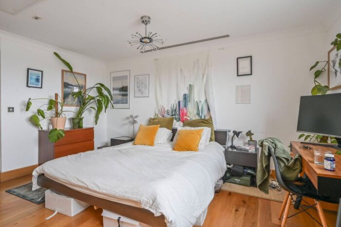 2 Bedroom Flat For Sale In Pancras Way, Bow, London, E3