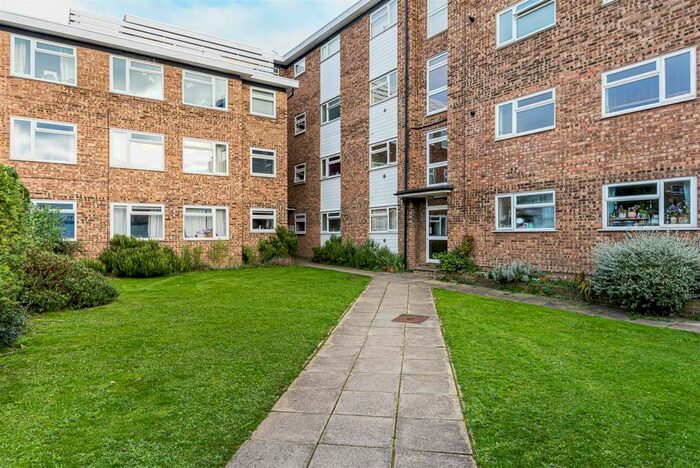 2 Bedroom Flat To Rent In Queens Road, Kingston Upon Thames, KT2