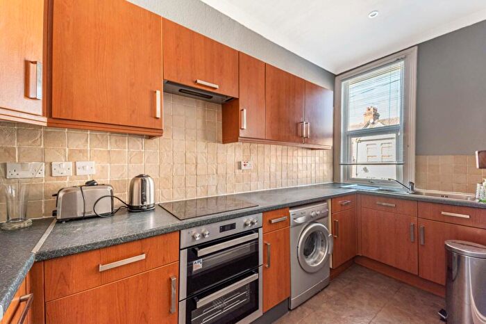 2 Bedroom Flat To Rent In Oaklands Road, Cricklewood, London, NW2