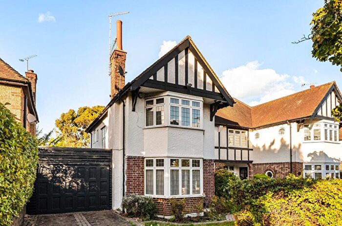 3 Bedroom House For Sale In Greenhill Park, New Barnet, EN5