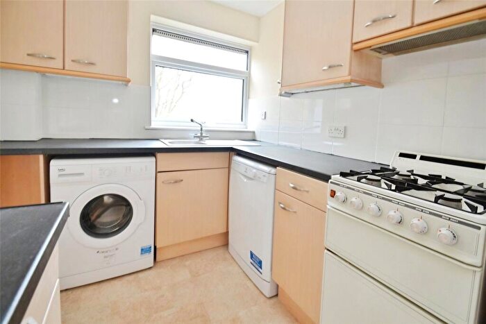 1 Bedroom Flat To Rent In Chanctonbury Gardens, Sutton, Surrey, SM2