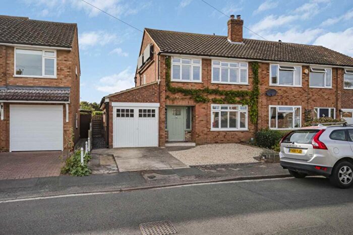 3 Bedroom Semi-Detached House For Sale In Towersey Drive, Thame, OX9