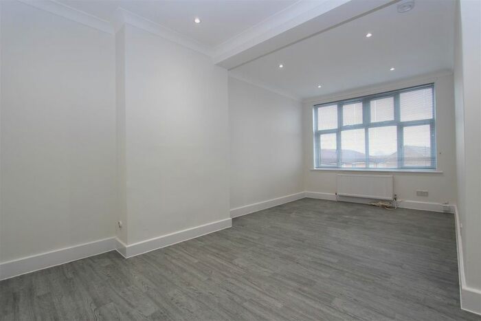 3 Bedroom Flat To Rent In Long Lane, Hillingdon, Uxbridge, UB10