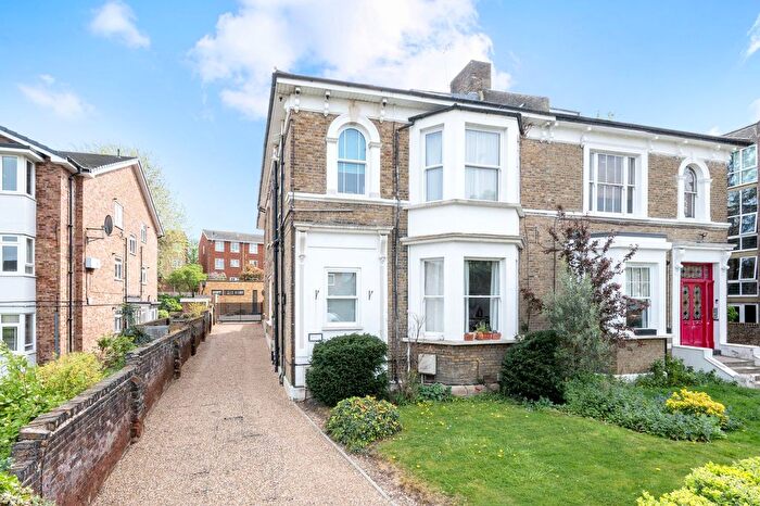 2 Bedroom Flat For Sale In Adelaide Road, Surbiton, KT6