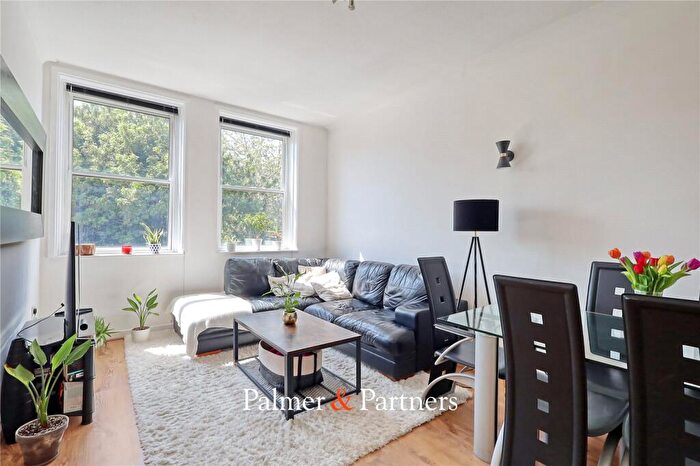 2 Bedroom Apartment For Sale In Writtle Road, Chelmsford, Essex, CM1