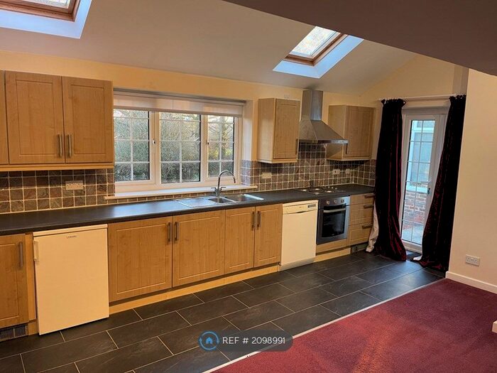 1 Bedroom Flat To Rent In Straight Mile, Etchingham, TN19