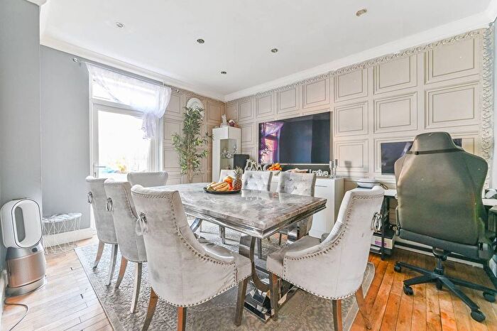 4 Bedroom Semi-detached House For Sale In Oliver Avenue, South Norwood, London, SE25