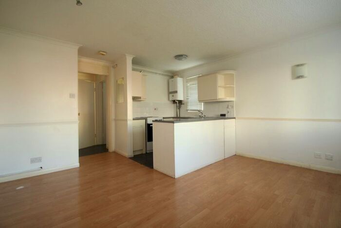 1 Bedroom Flat To Rent In Copperfield, Chigwell IG7