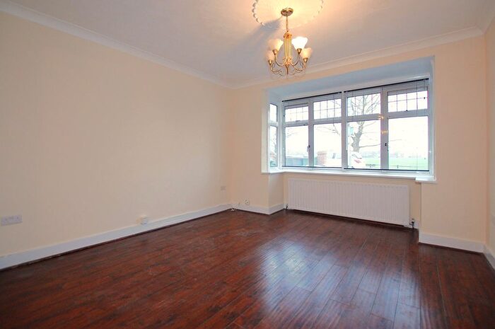 4 Bedroom Semi-Detached House To Rent In Court Farm Road, London, SE9