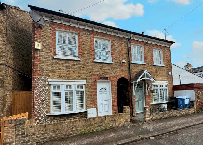 2 Bedroom Semi-Detached House To Rent In Oak Lane, Windsor, SL4