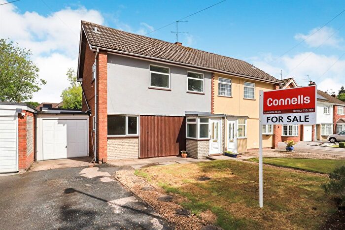 3 Bedroom Semi-Detached House For Sale In Taunton Avenue, Fordhouses, Wolverhampton, WV10