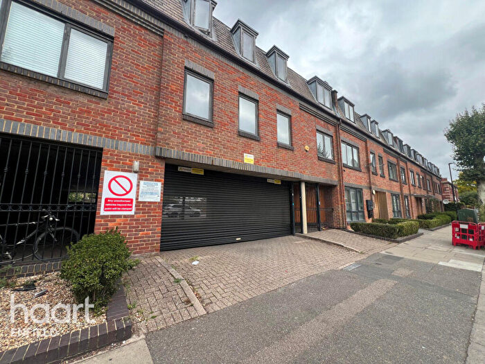 2 Bedroom Apartment For Sale In Ladysmith Road, Enfield, EN1