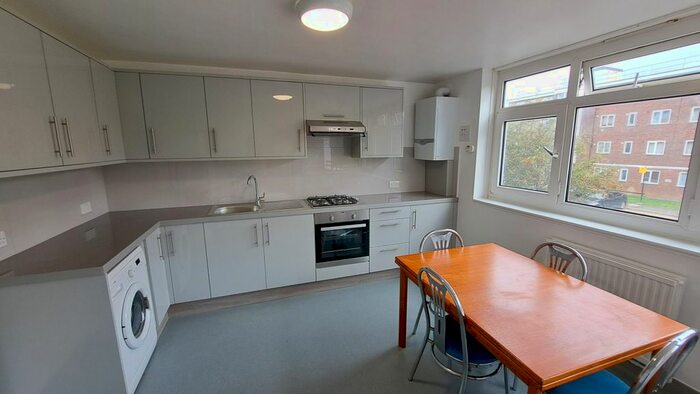 3 Bedroom Flat To Rent In Edgecot Grove, N15