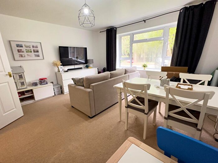 2 Bedroom Apartment To Rent In Aysgarth Close, Harpenden, AL5