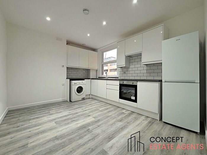 3 Bedroom Flat To Rent In Walworth Road, London, SE17