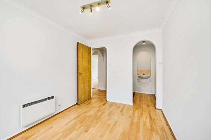 2 Bedroom Flat To Rent In Cross Road, Wimbledon, SW19