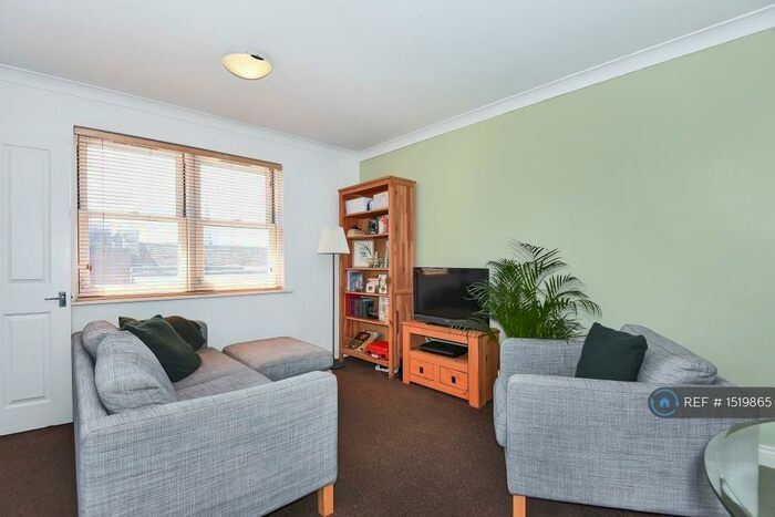 2 Bedroom Flat To Rent In Blenheim Court, Reading, RG1