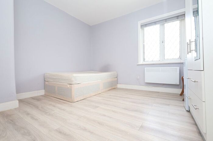Studio To Rent In Southgate Avenue, Feltham, TW13