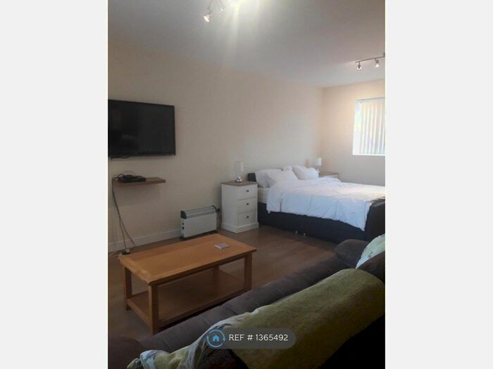 Studio To Rent In Heath Road, Bagshot, GU19