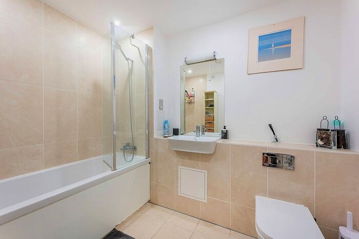 2 Bedroom Flat To Rent In Bloemfontein Road, White City, London, W12