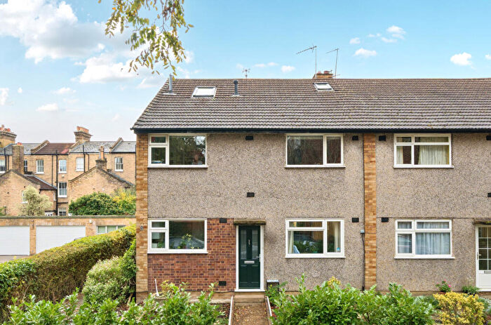 2 Bedroom Maisonette For Sale In Haynes Close, London, SE3