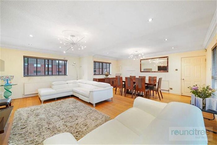 4 Bedroom Flat For Sale In Spencer Close, Finchley, N3