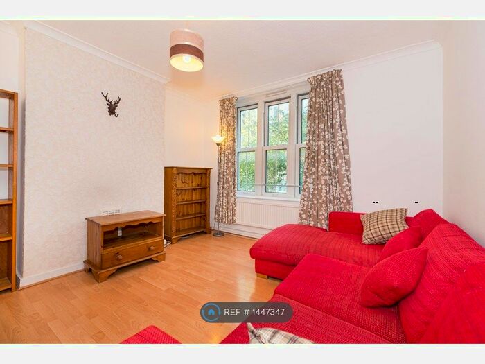 3 Bedroom Flat To Rent In Camelot House, London, NW1