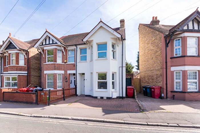 3 Bedroom Semi-Detached House For Sale In Ragstone Road, Slough, SL1