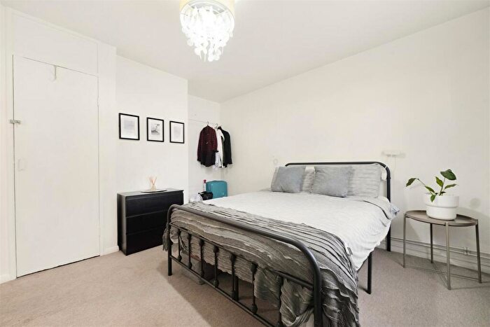 1 Bedroom Flat For Sale In Donnington Road, Willesden, London, NW10