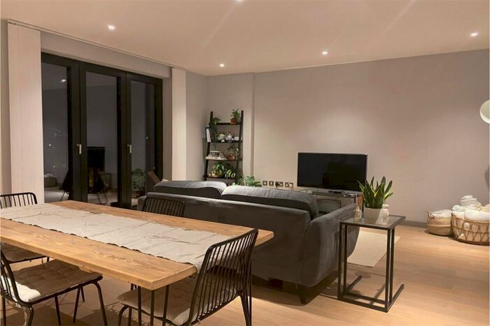 3 Bedroom Flat To Rent In Gowing House, Drapers Yard, SW18