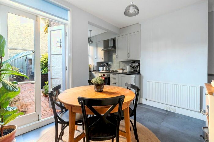 2 Bedroom Flat To Rent In Revelstoke Road, London, SW18