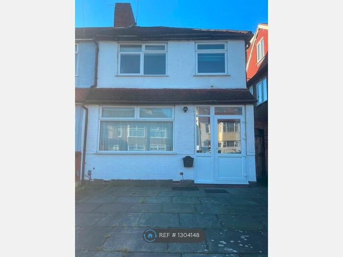 3 Bedroom Semi-Detached House To Rent In Shaw Road, Enfield EN3