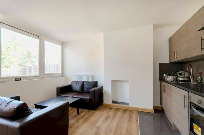 4 Bedroom Maisonette To Rent In Hersham Close, Roehampton, London, SW15