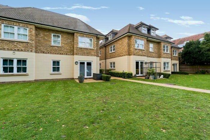 2 Bedroom Flat To Rent In Woodstock Court, Addlestone, KT15