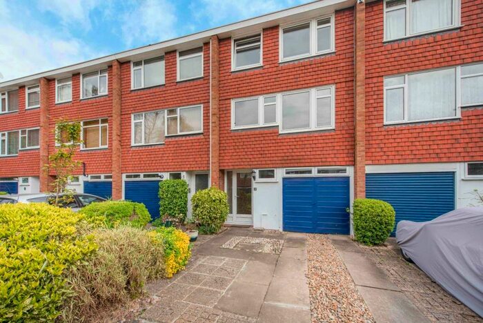 4 Bedroom Terraced House To Rent In Weybridge, KT13