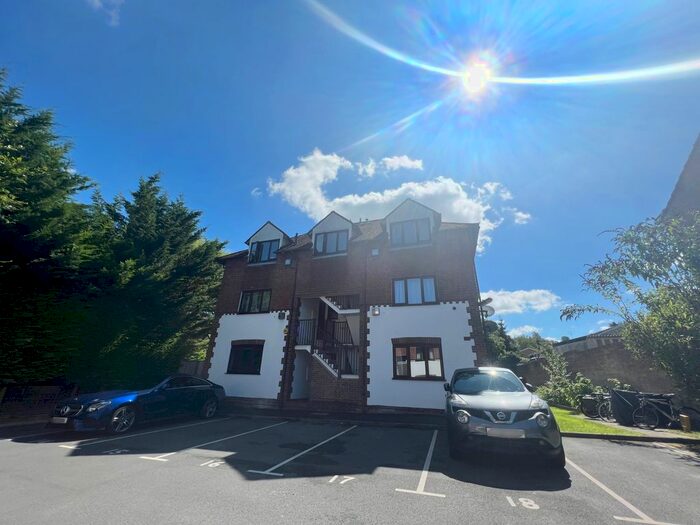 1 Bedroom Flat To Rent In Bassetsbury Lane, High Wycombe, HP11