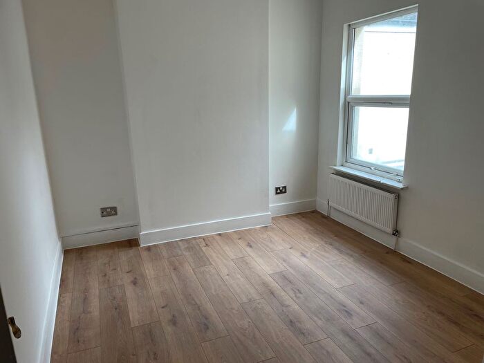 3 Bedroom Flat To Rent In Brightwell Avenue, Westcliff-On-Sea, SS0