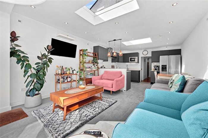 3 Bedroom Flat For Sale In Lordship Lane, East Dulwich, SE22