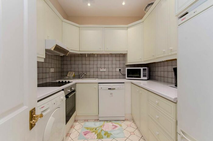 2 Bedroom Flat To Rent In Queens Gate, South Kensington, London, SW7